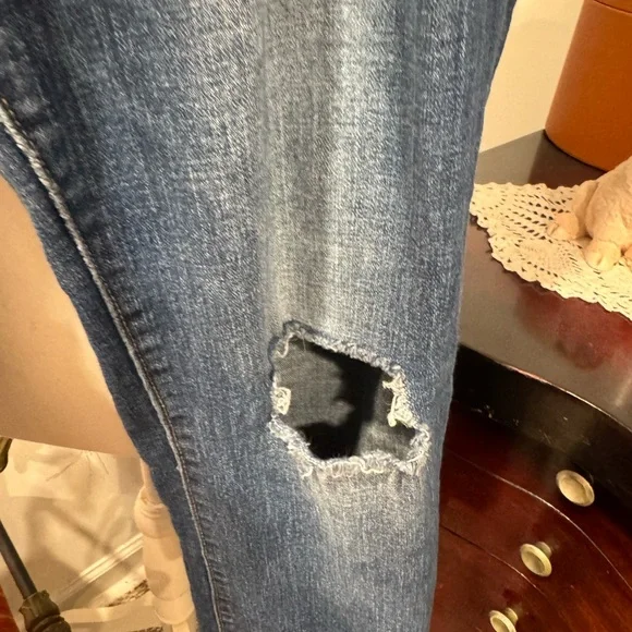 Old Navy Women's Straight Leg Blue Jeans - Picture 2 of 11